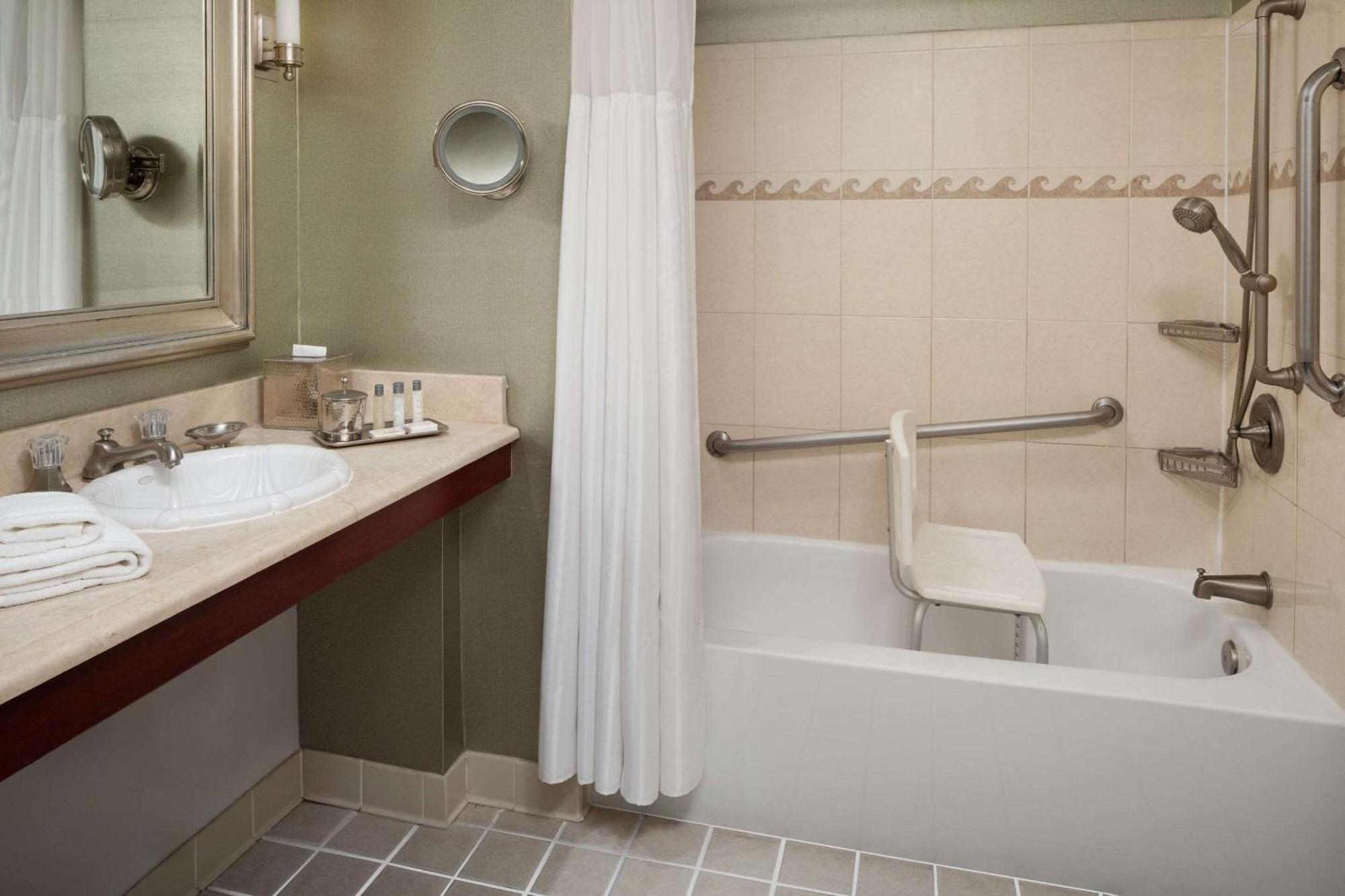 The At Henderson's Wharf, Ascend Collection Hotel 3*