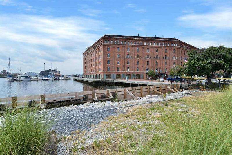 The At Henderson's Wharf, Ascend Collection Hotel 3*